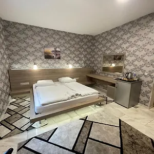 De Luxe Burgas, Center Burgas